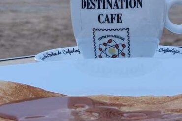 Kaffee und Crêpe in der Strandbar Café de la Plage an der Anse du Croc
