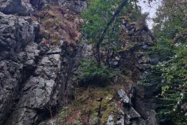 Felsen bei Le Passage am Südufer des Élorn